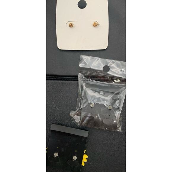 NWT Lot Of 3 Pairs Of Fun Pierced Earrings Flower & Butterflies - Picture 6 of 6